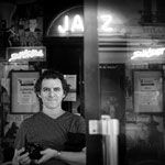 ANDREW LIPPMAN - Tromboniste<p class='text'>Bette Midler, Rickie Lee Jones, Phil Collins, Rod Stewart, Johnny Hallyday<br>Los Angeles, USA<p class='textarialmini'>Andrew est un tromboniste américain, que j'ai rencontré au cours de la tournée en France de Rickie Lee Jones en 2011. C'est un ami de Scott Mayo, et il est revenu jouer en France avec Johnny Hallyday. C'est alors que j'ai pris ces quelques images. Une personne très sympathique avec qui j'ai passé plusieurs agréables soirées musicales et amicales. Cette image a été prise à l'occasion d'une ballade à pieds dans Paris, à la porte du Jazz-club Le Sunset!<br><br><i>Andrew is a famous american trombonist i had the chance to spend some time with during his tour in France with Rickie Lee Jones in 2011. He's a friend with Scott Mayo, and came back in France to play with french fame Johnny Hallyday. He is a very nice person and i had some great friendly and musically time with. This image was shot during an afternoon walk in Paris, at the door of Jazz-club The Sunset !</i>