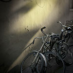 Ref : C661 - Leica M8 - Summicron 35mm asph - 24 Mai 2012<p class='text'>Ruelle à Amsterdam, Hollande<p align='right'><a href='achat2012fr.php?ref=C661'>[ Commander un tirage</a><img src='images/cart.png' align='absmiddle'><a href='achat2012eng.php?ref=C661'>Order a print ]</a>