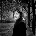 DELPHINE SERINA - Comédienne, chanteuse<p class='text'>La bicyclette bleue, Judas, Avocats et associés, ...<br>Paris, FRANCE<p class='textarialmini'>Delphine était une talentueuse comédienne, que l'on a pu voir notamment dans la série Avocats et associés. Elle était également une surprenante chanteuse à textes, et une amie de longue date. Elle nous a quitté au mois d'avril 2020 à l'âge de 49ans. Je lui avais parlé de mon projet et elle avait tout de suite accepté d'y participer. Nous avions déjeuné ensemble, puis nous sommes promenés sur les quais de la Seine, à Paris, où ont été prises ces images.<br><br><i>Delphine was a long time friend. Actress for many french movies, she also was a talented singer. She passed away in April 2020 at the age of 49. I told her about my photo-project, and she immediately agreed to be in it! We had lunch and went for a walk beside Seine river in Paris that day, where these shots were taken.</i>