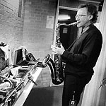Ref : n17 - Nikon F2 - Nikkor 28mm<p class='text'>John Helliwell se chauffant dans les coulisses de Bercy, Paris<p align='right'><a href='achat2012fr.php?ref=N17'>[ Commander un tirage</a><img src='images/cart.png' align='absmiddle'><a href='achat2012eng.php?ref=N17'>Order a print ]</a>