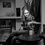 MATT LOVE - Guitariste<p class='text'>Logicaltramp<br>London, UK<p class='textarialmini'>Matt est un jeune guitariste hard-rock anglais très doué. Son humour, très british, nous fait passer toujours de bons moments ensemble. Cette image a été prise dans les loges, se préparant un thé avant un concert, à Southampton, en Angleterre.<br><br><i>Matt is a very gifted hard-rock guitarist. His sense of humour, very british, makes him a very fun person to spend time with. We always have good time being around together. This picture was shot in the dressing rooms, having some tea before a concert we were about to give in Southampton, UK.</i>
