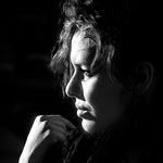 PAULINE ALIOUA - Photographe<p class='text'>Paris, France<p class='textarialmini'>Pauline est une artiste rencontrée au cours d'une exposition à laquelle nous participions, au Touquet (Trophée Alain Godon). Nous avons sympathisé et pris le train ensemble pour le retour vers Paris. C'est lors d'un arrêt à l'une des gares que j'ai pris ce cliché, à la lumière du soleil couchant.<br><br><i>I met Pauline during an art exhibition we were both featured in, (Trophee Alain Godon - Le Touquet, France). We enjoyed our time together and took the train back to Paris together. I shot this image during a stop on the way back, with sunset light.</i><br><br><a href='http://www.back-to-intro.com' target='_blank'>www.back-to-intro.com</a>