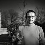 PHILIPPE GUERIN - Auteur / compositeur<p class='text'>Transit, Tiptop<br>Le Vésinet, FRANCE<p class='textarialmini'>Philippe est un ami très proche. J'ai toujours admiré ses qualités humaines hors du commun. C'est une personne rare qui a le coeur sur la main. Nous avons joué ensemble pendant des années et avons encore des projets musicaux en commun. Batteur de formation, il est également bassiste et chanteur, et a récemment entrepris une formation d'ingénieur du son. Cette photo a été prise chez lui, pendant un apéro bien sympathique dans le jardin...<br><br><i>Philippe is a very close friend. I've always admired his brotherhood and his Love for his fellows. He is a rare person, heart on the hand. We played together for many years and still have some musical projects together. He started music through drums, then became a bass player and a singer. He also started some sound engineer studies. This picture was taken during a lovely apetizer drink in his garden.</i>