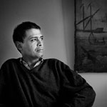 REMILSON NERY - Guitariste, agent artistique<p class='text'>Sao Paulo, Brésil<p class='textarialmini'>Remilson est chanteur, auteur compositeur et fin guitariste. J'ai eu l'occasion de l'accompagner il y a quelques années, et de jouer sur son disque. Nous sommes amis depuis longtemps, et c'est au cours d'un déjeuner chez lui que j'ai pris cette photo.<br><br><i>Remilson is a fine brazilian guitarist, singer and composer. I used to play with him some years ago and being featured on his record. We are now friends and i took this picture during a lunch we had together at his home.</i>