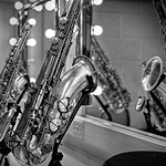 Ref : n396 - Leica M8 - Summicron 35mm asph<p class='text'>Débriefing dans les loges après le concert... Grove theatre, Dunstable, Angleterre<p align='right'><a href='achat2012fr.php?ref=N396'>[ Commander un tirage</a><img src='images/cart.png' align='absmiddle'><a href='achat2012eng.php?ref=N396'>Order a print ]</a>