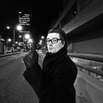 WILLY NORTON - Chanteur<p class='text'>NeonFly<br>London, UK<p class='textarialmini'>Willy est un talentueux chanteur dont l'excentricité sur scène n'a d'égale que les qualités vocales. Il est le chanteur du groupe NeonFly. C'est au Canada, pendant une tournée commune, que cette photo a été prise, dans une rue nous conduisant à notre salle de spectacle après un dîner bien arrosé. La température était d'environ -15°C.<br><br><i>Willy is a very talented vocalist. His excentricity on stage is only equalled with his vocal capacities!.. He is singer with his band NeonFly. This picture was shot in a street in Canada during a tour, going to the venue after dinner... The temperatures were about -15°C!</i>